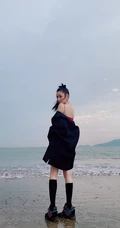 张天爱一袭紧身肩带红裙现身海边沙滩气质生活照片
