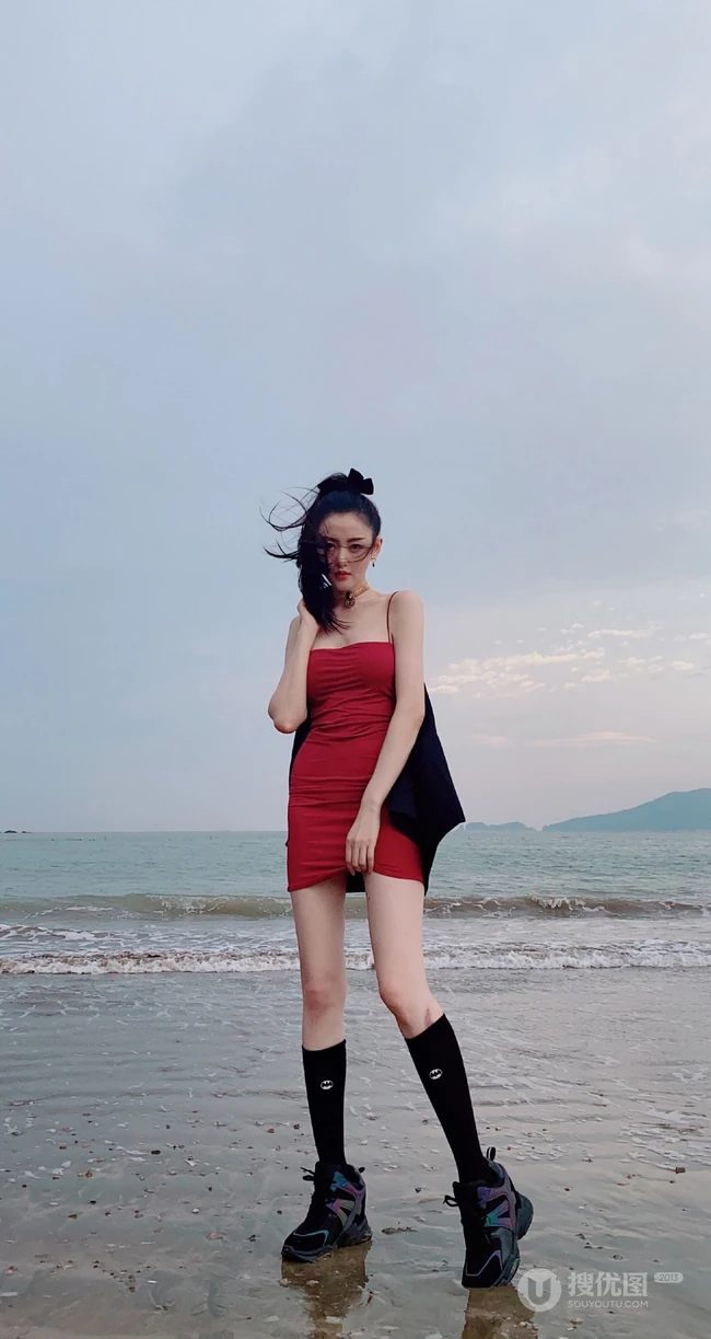 张天爱一袭紧身肩带红裙现身海边沙滩气质生活照片