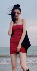 张天爱一袭紧身肩带红裙现身海边沙滩气质生活照片