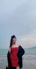 张天爱一袭紧身肩带红裙现身海边沙滩气质生活照片