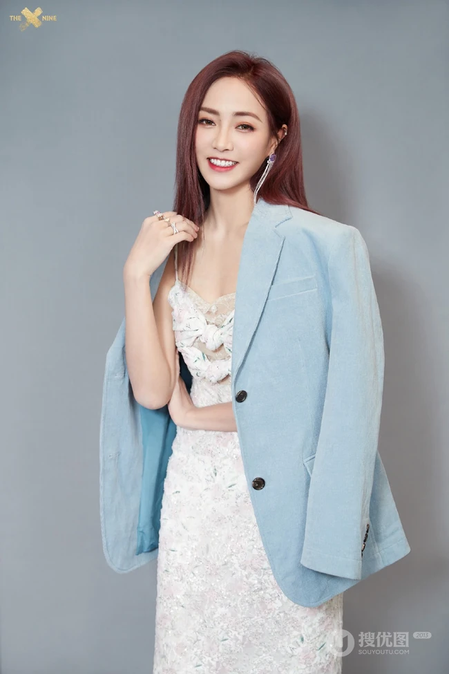 THE9女团成员个人写真照，9位女孩各展不同优雅，动人，酷美姿态