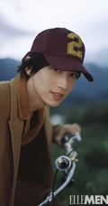 许魏洲帅气花泽类发型户外山顶游玩写真图片