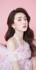 梁洁气质如兰超美写真，少女粉轻纱亮片长裙，优雅动人