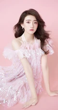 梁洁气质如兰超美写真，少女粉轻纱亮片长裙，优雅动人