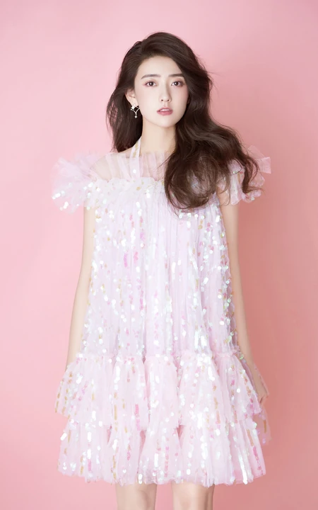 梁洁气质如兰超美写真，少女粉轻纱亮片长裙，优雅动人