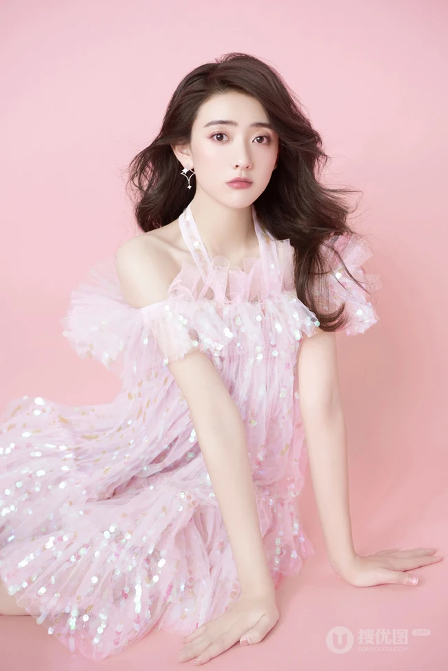 梁洁气质如兰超美写真，少女粉轻纱亮片长裙，优雅动人