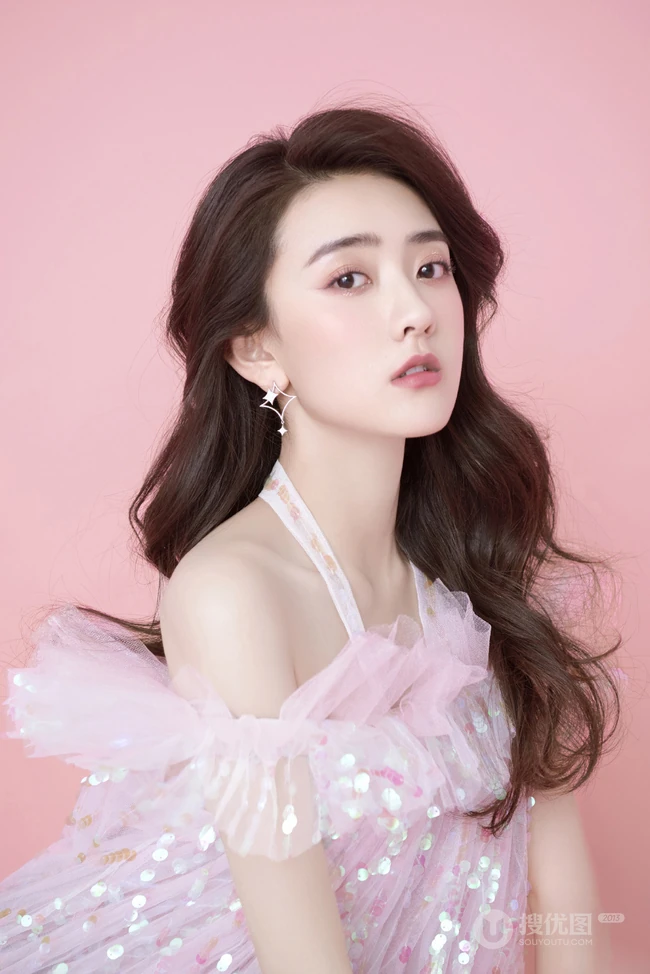 梁洁气质如兰超美写真，少女粉轻纱亮片长裙，优雅动人