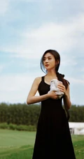 赵丽颖气质黑色连衣长裙户外森系复古写真图片
