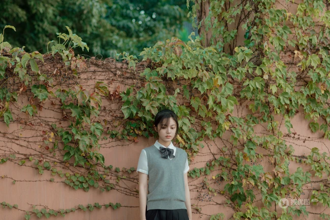 赵今麦清新唯美校园写真，制服短裙着身，青春气息十足