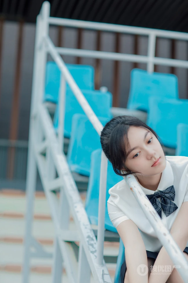 赵今麦清新唯美校园写真，制服短裙着身，青春气息十足