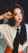 金子涵手拿棒球棍个性酷美写真，白衬衫加橙色短裙，时尚气质