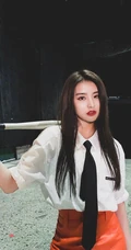 金子涵手拿棒球棍个性酷美写真，白衬衫加橙色短裙，时尚气质