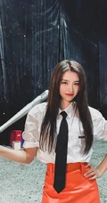 金子涵手拿棒球棍个性酷美写真，白衬衫加橙色短裙，时尚气质