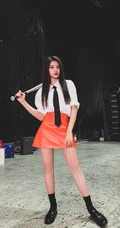 金子涵手拿棒球棍个性酷美写真，白衬衫加橙色短裙，时尚气质