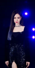 沈梦酷黑上衣短裙搭配靓丽舞台照片