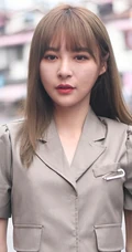 张语格短款装，工装裤街拍美照，身材太瘦，手臂骨感如柴