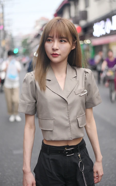 张语格短款装，工装裤街拍美照，身材太瘦，手臂骨感如柴