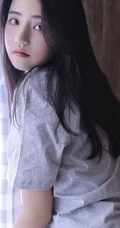 抱膝而坐，恬静温柔，长发T恤衫短裤文静型女孩居家写真图片