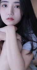 抱膝而坐，恬静温柔，长发T恤衫短裤文静型女孩居家写真图片