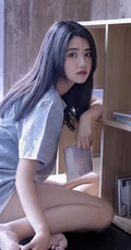 抱膝而坐，恬静温柔，长发T恤衫短裤文静型女孩居家写真图片
