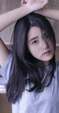 抱膝而坐，恬静温柔，长发T恤衫短裤文静型女孩居家写真图片