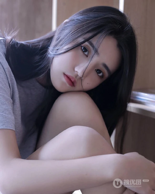 抱膝而坐，恬静温柔，长发T恤衫短裤文静型女孩居家写真图片