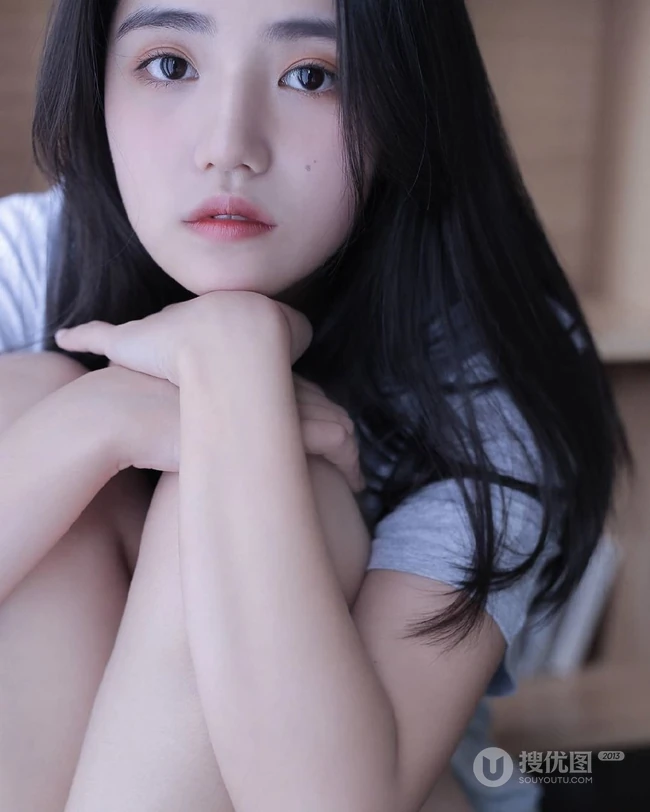 抱膝而坐，恬静温柔，长发T恤衫短裤文静型女孩居家写真图片