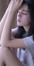 抱膝而坐，恬静温柔，长发T恤衫短裤文静型女孩居家写真图片