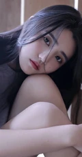 抱膝而坐，恬静温柔，长发T恤衫短裤文静型女孩居家写真图片