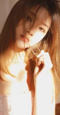 化妆台，钢琴前的动人身影，气质美丽肩带衫浅粉染发女孩闺房艺术图片