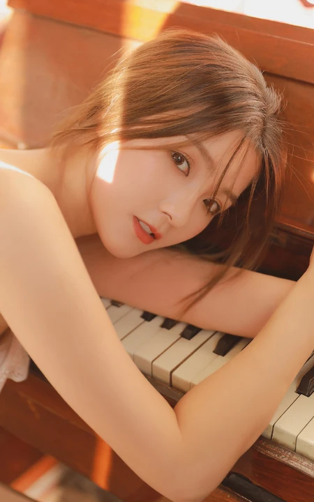 化妆台，钢琴前的动人身影，气质美丽肩带衫浅粉染发女孩闺房艺术图片