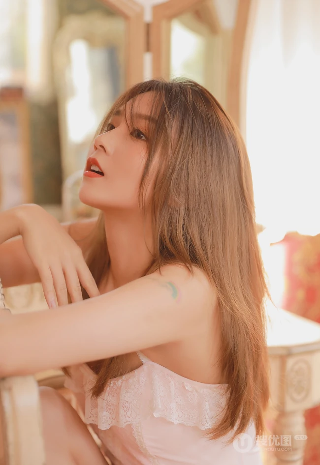 化妆台，钢琴前的动人身影，气质美丽肩带衫浅粉染发女孩闺房艺术图片
