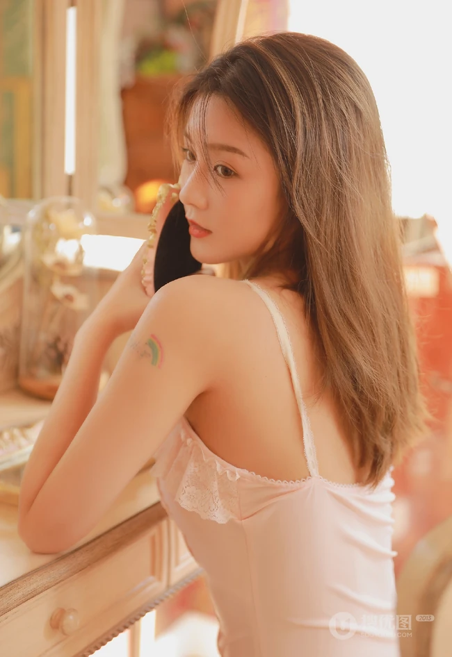 化妆台，钢琴前的动人身影，气质美丽肩带衫浅粉染发女孩闺房艺术图片
