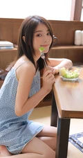 高颜值文艺少女的闺房写真日记，两套服饰诠释清新女生的纯美气质