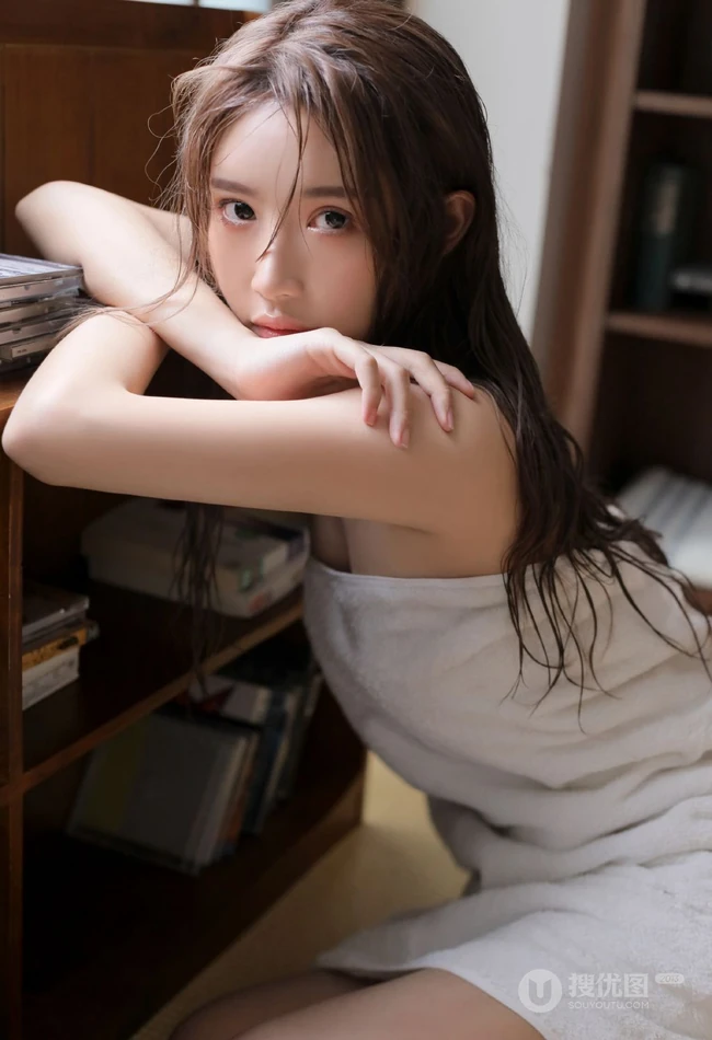 高颜值文艺少女的闺房写真日记，两套服饰诠释清新女生的纯美气质