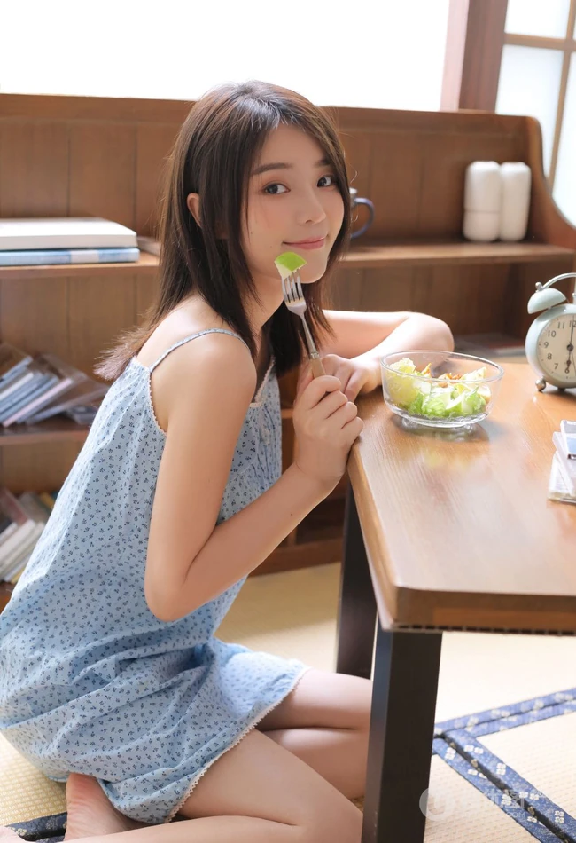 高颜值文艺少女的闺房写真日记，两套服饰诠释清新女生的纯美气质