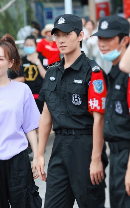 杨洋身穿保安服造型亮相《元气满满的哥哥》最新路透照，帅气十足啊！