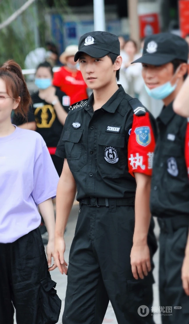 杨洋身穿保安服造型亮相《元气满满的哥哥》最新路透照，帅气十足啊！