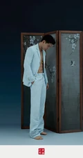 徐正溪气质简约西装复古文艺写真，大秀腹肌，以及帅气脸庞
