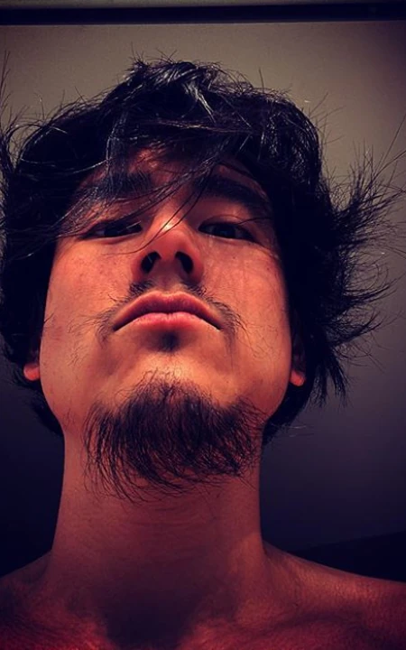 彭于晏晒不顾形象的&ldquo;流浪汉造型&rdquo;自拍帅照，引网友一阵讨论不休