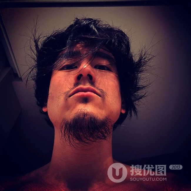 彭于晏晒不顾形象的&ldquo;流浪汉造型&rdquo;自拍帅照，引网友一阵讨论不休