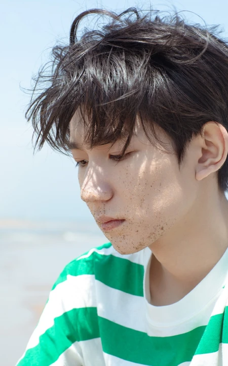 王源全新EP《肆百击》海边取景花絮美照，玩沙，吹风，少年还是那个少年