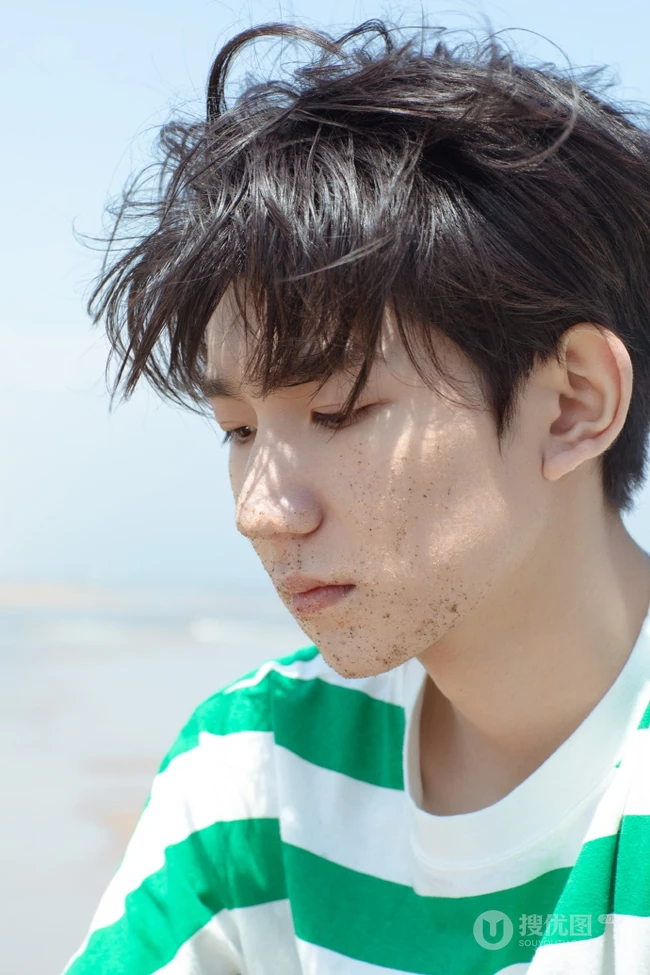 王源全新EP《肆百击》海边取景花絮美照，玩沙，吹风，少年还是那个少年
