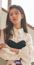 赵露思身着个性白衫，紧身花裤加高跟，气质如兰唯美杂志写真图片