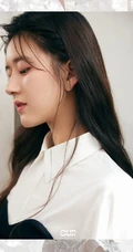赵露思身着个性白衫，紧身花裤加高跟，气质如兰唯美杂志写真图片