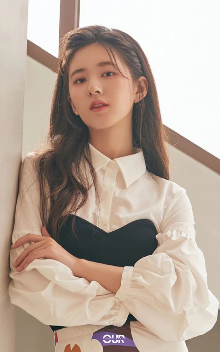 赵露思身着个性白衫，紧身花裤加高跟，气质如兰唯美杂志写真图片