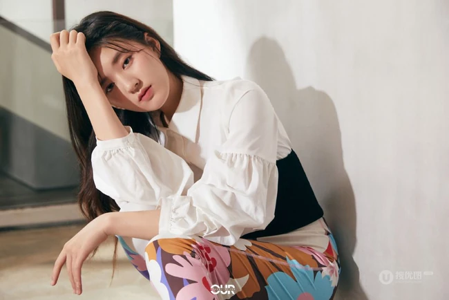赵露思身着个性白衫，紧身花裤加高跟，气质如兰唯美杂志写真图片
