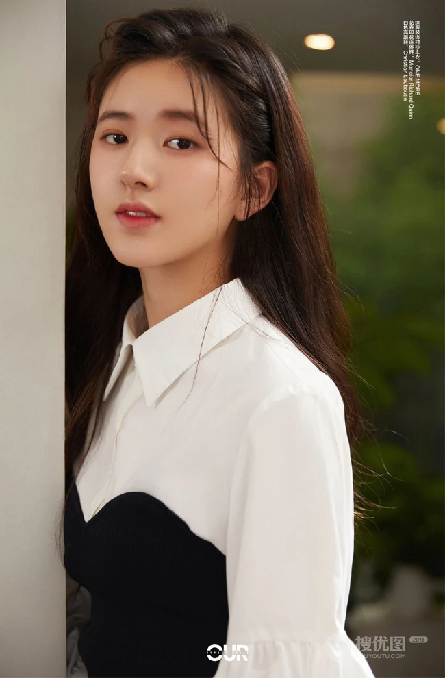 赵露思身着个性白衫，紧身花裤加高跟，气质如兰唯美杂志写真图片