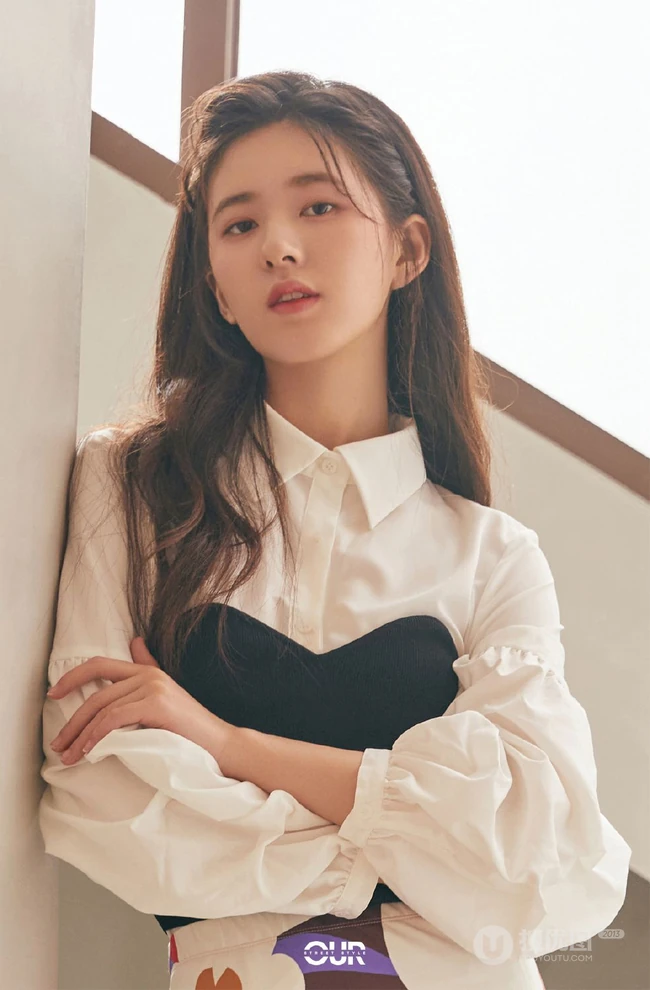 赵露思身着个性白衫，紧身花裤加高跟，气质如兰唯美杂志写真图片