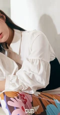赵露思身着个性白衫，紧身花裤加高跟，气质如兰唯美杂志写真图片